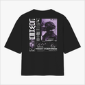 Camiseta com estampa frontal de duas caveiras cruzadas estilizadas e estampa traseira de design futurista com figura robótica, textos e elementos geométricos.