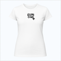 Camiseta com estampa frontal de texto estilizado "LYZZYE CORP" acompanhado por um pequeno símbolo geométrico logo abaixo do texto centralizado.