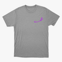 Camiseta com estampa frontal de assinatura estilizada em caligrafia cursiva e estampa traseira de diversos personagens em estilo cartunesco rodeados por elementos coloridos.