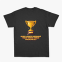 Camiseta com estampa frontal de pequeno troféu dourado e estampa traseira de grande troféu dourado sobre frase "Quem vencer herdará todas essas coisas Apocalipse 21:7".