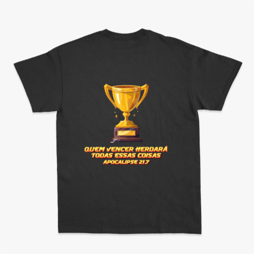 Camiseta com estampa frontal de pequeno troféu dourado e estampa traseira de grande troféu dourado sobre frase "Quem vencer herdará todas essas coisas Apocalipse 21:7".