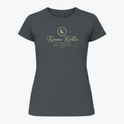 Camiseta com estampa frontal de um logotipo circular com a letra "K" centralizada, seguido do nome estilizado "Karime Kellin" e frase adicional.