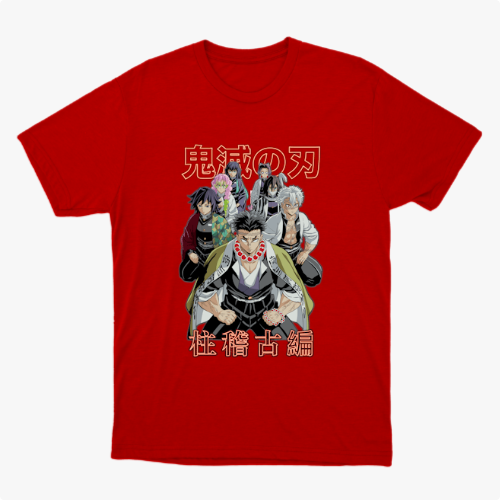 Camiseta com estampa frontal de cinco personagens de anime em pose determinada, com inscrição japonesa em destaque acima e abaixo das figuras.