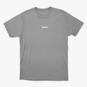 Camiseta com estampa frontal de texto estilizado centrado em letras cursivas.