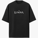 Camiseta com estampa frontal de texto "LUNOVA" acompanhado de uma cruz discreta e estampa traseira de rosto rodeado por uma coroa de espinhos detalhada.