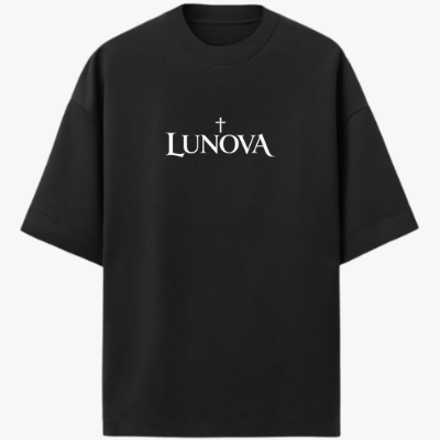 Camiseta com estampa frontal de texto "LUNOVA" acompanhado de uma cruz discreta e estampa traseira de rosto rodeado por uma coroa de espinhos detalhada.