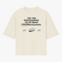 Camiseta com estampa frontal de lettering com mensagem de afirmação e imagem de lâmina, e estampa traseira de logotipo circular com ilustração central.