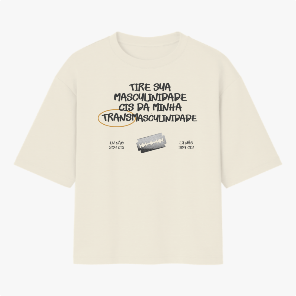 Camiseta com estampa frontal de lettering com mensagem de afirmação e imagem de lâmina, e estampa traseira de logotipo circular com ilustração central.