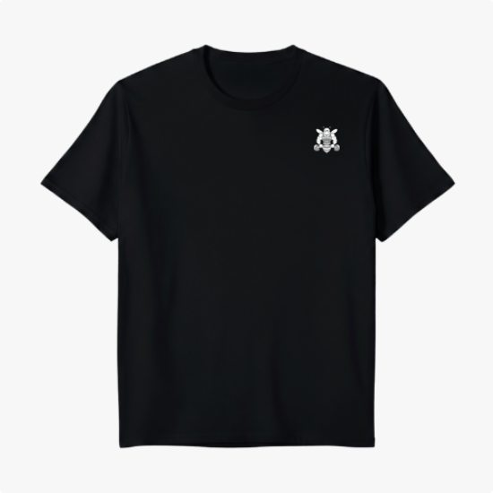 Camiseta com estampa frontal de um pequeno emblema e estampa traseira de um leão com coroa e texto "I'm the King".