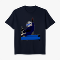 Camiseta com estampa frontal de um piloto comemorando em kart, usando capacete e roupa de corrida, com um braço levantado em gesto de vitória.