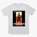 Camiseta com estampa frontal de personagem estilizado ao lado de texto impactante, apresentando uma cena potente emoldurada em um retângulo preto.