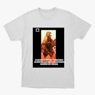 Camiseta com estampa frontal de personagem estilizado ao lado de texto impactante, apresentando uma cena potente emoldurada em um retângulo preto.