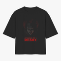 Camiseta com estampa frontal de rosto sombrio de palhaço em meio à escuridão com a frase "Welcome to Derry" em letras destacadas.