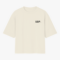 Camiseta com estampa frontal de texto "VOID" em letras maiúsculas seguido por uma linha horizontal, com uma inscrição menor logo abaixo do lado direito.