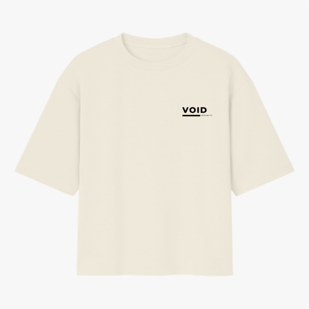 Camiseta com estampa frontal de texto "VOID" em letras maiúsculas seguido por uma linha horizontal, com uma inscrição menor logo abaixo do lado direito.