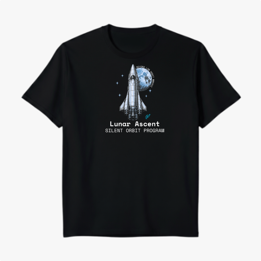 Camiseta com estampa frontal de foguete e lua ao fundo, acompanhados dos textos "Lunar Ascent" e "Silent Orbit Program" com detalhes de estrelas.