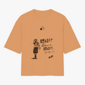 Camiseta com estampa frontal de personagem em pose reflexiva e texto japonês, e estampa traseira de quadrinhos com cenas de personagens e falas.