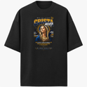 Camiseta com estampa frontal da imagem de Maria com coroa e auréola, cercada por texto estilizado, destacando frases e pequenas ilustrações gráficas.