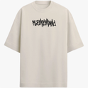 Camiseta com estampa frontal de palavra estilizada em grafite e estampa traseira de desenhos abstratos com frase em destaque em fontes ousadas.