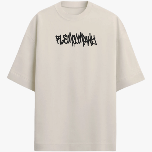 Camiseta com estampa frontal de palavra estilizada em grafite e estampa traseira de desenhos abstratos com frase em destaque em fontes ousadas.