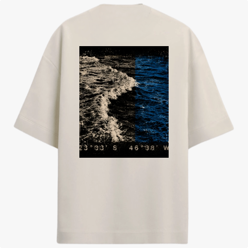 Camiseta com estampa frontal de símbolo minimalista em forma de flecha e estampa traseira de fotografia de oceano com coordenadas no rodapé.