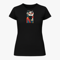 Camiseta com estampa frontal de panda estilizado, vestindo roupa clássica e chapéu, sobre fundo geométrico abstrato contrastante.