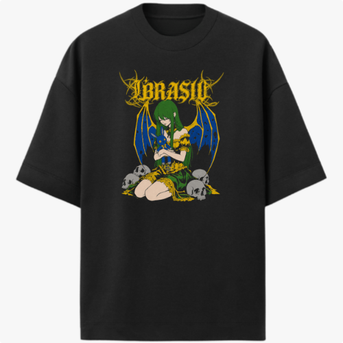 Camiseta com estampa frontal de personagem de cabelos verdes ajoelhada, rodeada por caveiras e elementos góticos, com letras estilizadas acima.