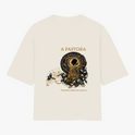 Camiseta com estampa frontal de intrincados padrões florais e texto centralizado, e estampa traseira de figura celestial com a inscrição "A PASTORA".