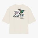 Camiseta com estampa frontal de beija-flor em voo circular e estampa traseira de beija-flor em destaque cercado por texto artístico estilizado.