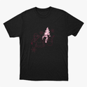 Camiseta com estampa frontal de personagens ao lado de pinheiro estilizado, acompanhados por flocos de neve dispersos pelo design.