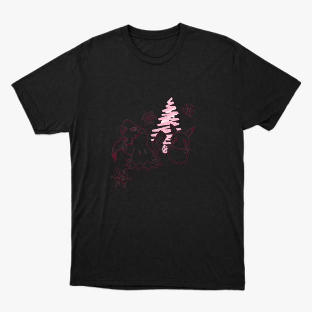Camiseta com estampa frontal de personagens ao lado de pinheiro estilizado, acompanhados por flocos de neve dispersos pelo design.