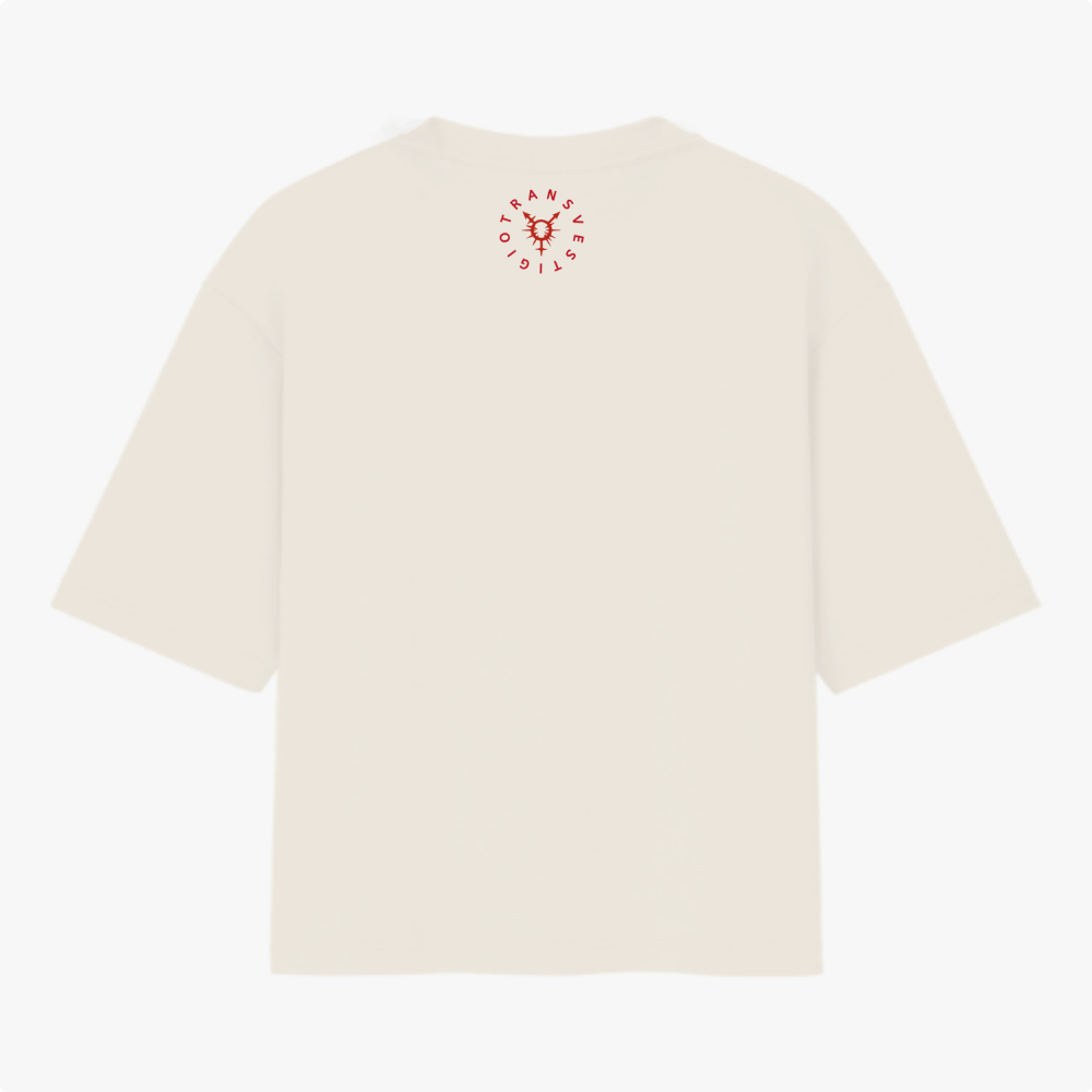 Camiseta com estampa frontal de coquetel Molotov com chamas e frases impactantes e estampa traseira de símbolo circular com cabeça de cervo estilizada.