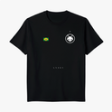 Camiseta com estampa frontal de bandeira brasileira e rosto de raposa dentro de círculo, mais texto pequeno, e estampa traseira de raposa com raquete.