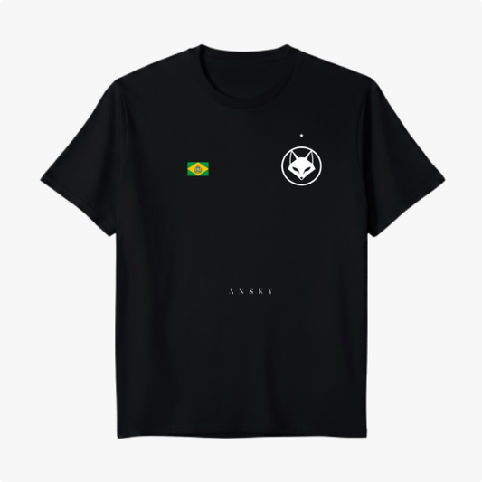 Camiseta com estampa frontal de bandeira brasileira e rosto de raposa dentro de círculo, mais texto pequeno, e estampa traseira de raposa com raquete.