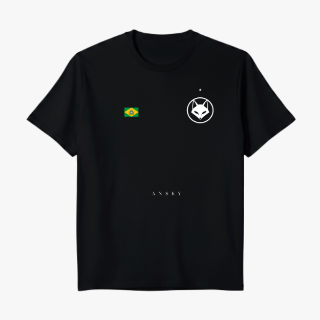 Camiseta com estampa frontal de bandeira brasileira e rosto de raposa dentro de círculo, mais texto pequeno, e estampa traseira de raposa com raquete.