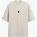 Camiseta com estampa frontal de caveira pequena e estampa traseira de pássaro em voo com texto estilizado por baixo, criando um contraste marcante.
