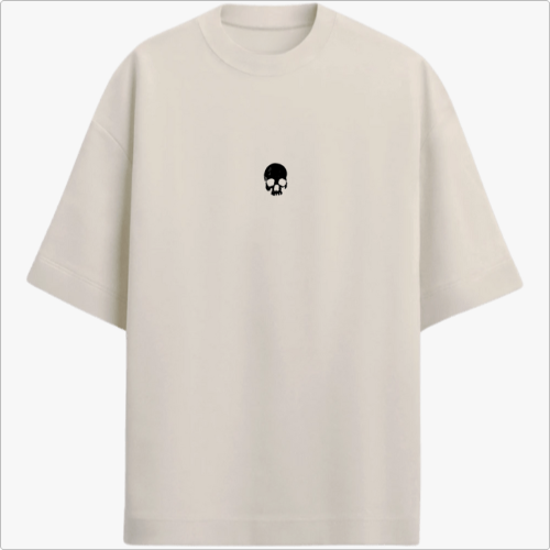 Camiseta com estampa frontal de caveira pequena e estampa traseira de pássaro em voo com texto estilizado por baixo, criando um contraste marcante.