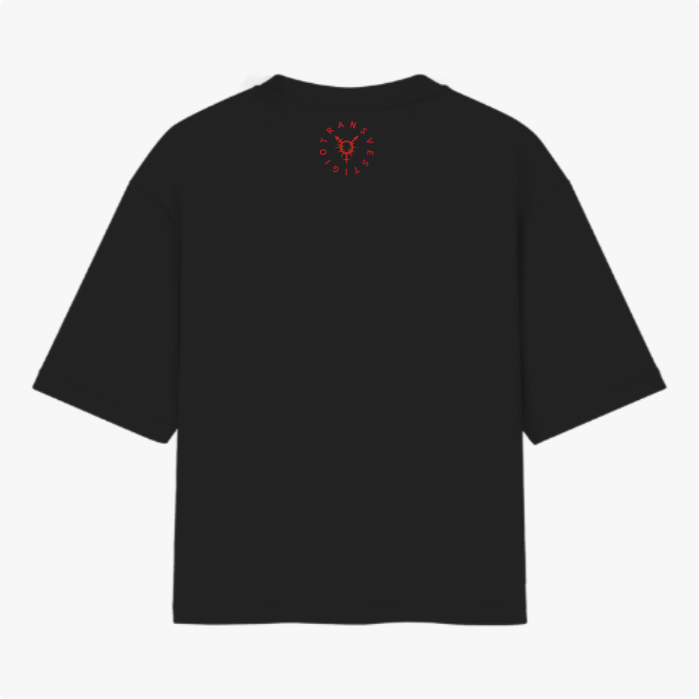 Camiseta com estampa frontal de coquetel Molotov com chamas e frases impactantes e estampa traseira de símbolo circular com cabeça de cervo estilizada.