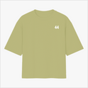 Camiseta com estampa frontal de número '44' no lado esquerdo superior e estampa traseira de pessoa segurando bandeira brasileira e textos em destaque.