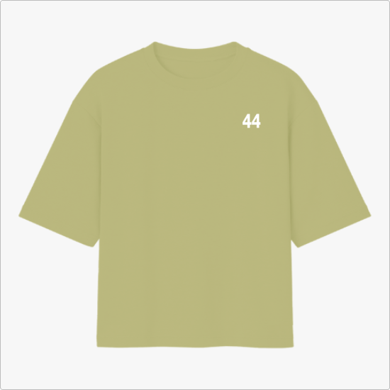 Camiseta com estampa frontal de número '44' no lado esquerdo superior e estampa traseira de pessoa segurando bandeira brasileira e textos em destaque.