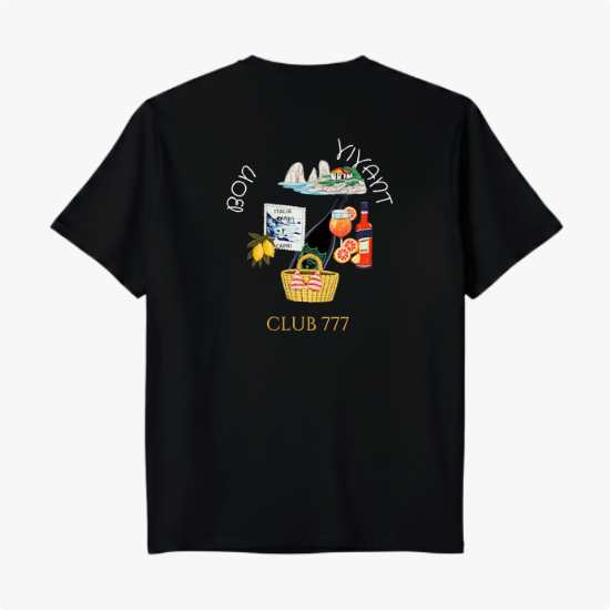 Camiseta com estampa frontal de texto inclinada "D' Lorenzi" e estampa traseira de elementos italianos, bebidas, frutas e texto "Bon Vivant Club 777".