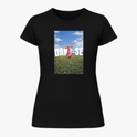 Camiseta com estampa frontal de fotografia mostrando uma pessoa em vestido rosa, dançando em um campo florido com céu azul e letras grandes ao fundo.