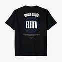 Camiseta com estampa frontal de cruz vertical com detalhes finos e estampa traseira com frase "SOMOS A GERAÇÃO ELEITA", globo de linhas e citação bíblica.