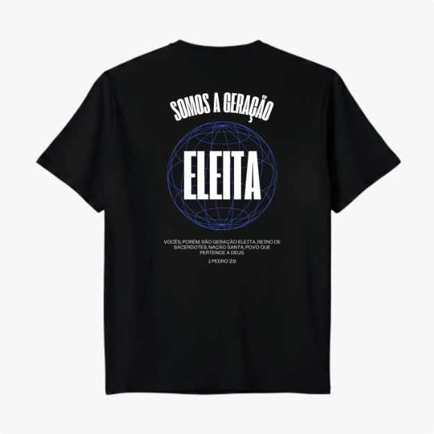 Camiseta com estampa frontal de cruz vertical com detalhes finos e estampa traseira com frase "SOMOS A GERAÇÃO ELEITA", globo de linhas e citação bíblica.