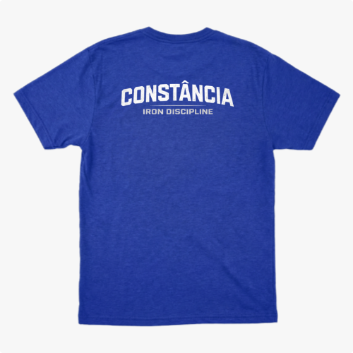 Camiseta com estampa frontal de "Iron Discipline" e design de montanhas, e estampa traseira de "CONSTÂNCIA Iron Discipline" em letras destacadas.