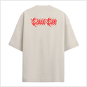 Camiseta com estampa frontal de letras estilizadas com pontas afiadas e estampa traseira de letras estilizadas maiores, ambas em design vermelho.