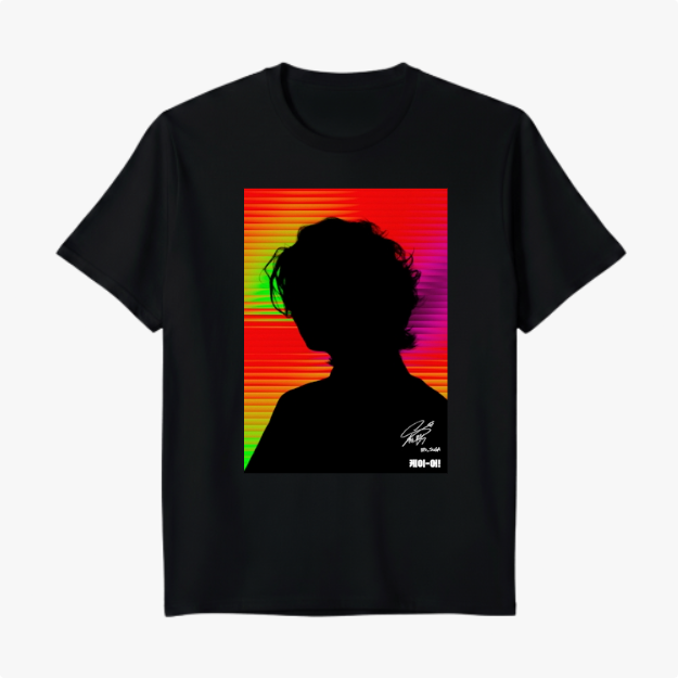 Camiseta com estampa frontal de silhueta humana contra um fundo listrado em tons vibrantes. Detalhes incluem assinaturas brancas na parte inferior.