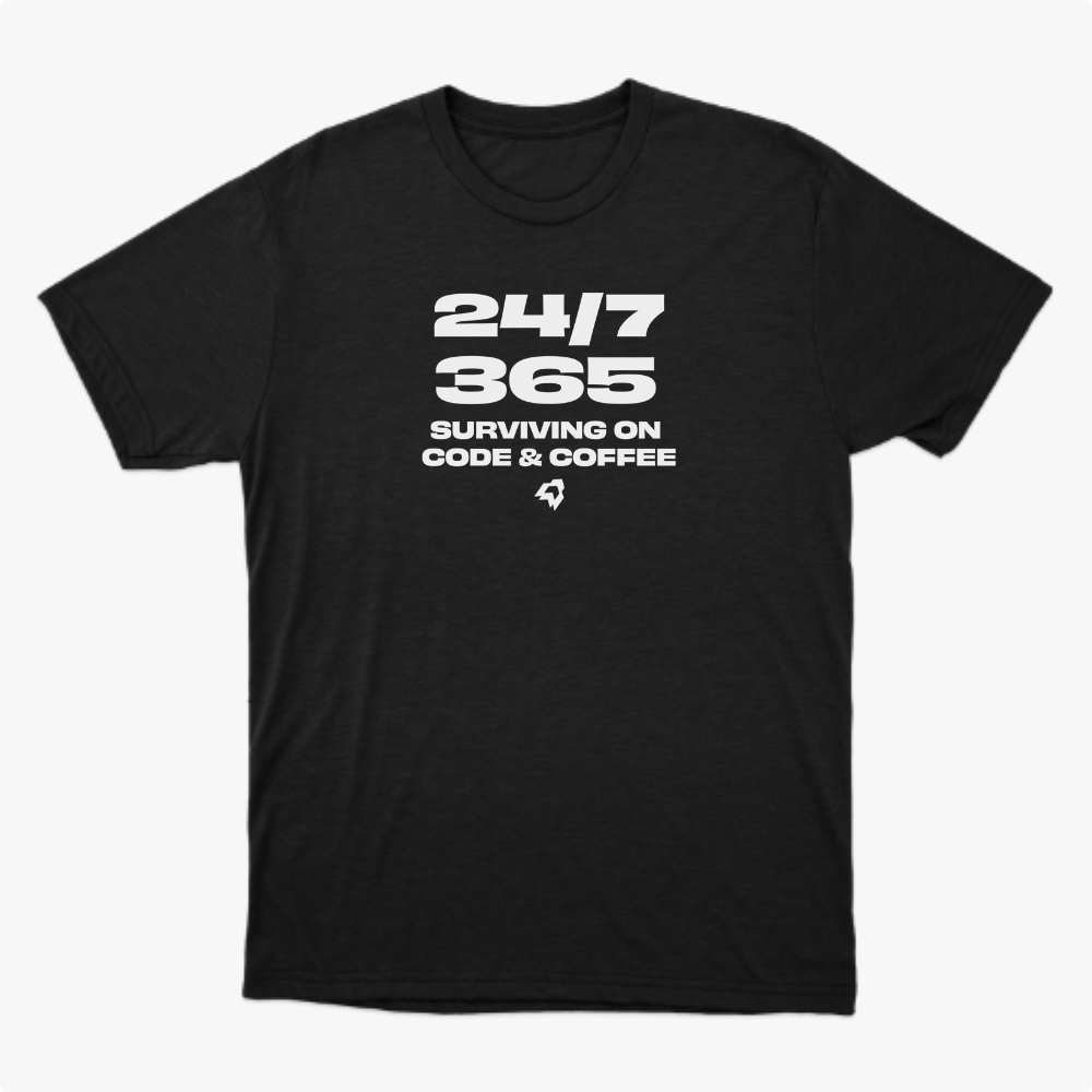 Camiseta com estampa frontal de texto "24/7 365 Surviving on Code & Coffee" em letras grandes, acompanhada por um pequeno símbolo abaixo.