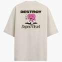Camiseta com estampa frontal de "DESTROY" em fonte estilizada e estampa traseira de personagem em forma de coração rosa segurando bebida, com textos "DESTROY" e "Doped Heart".