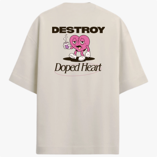 Camiseta com estampa frontal de "DESTROY" em fonte estilizada e estampa traseira de personagem em forma de coração rosa segurando bebida, com textos "DESTROY" e "Doped Heart".